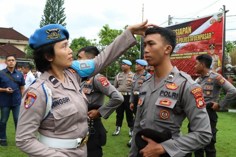 Anggota Bidang Profesi dan Pengamanan (Bid Propam) Polda Bali memeriksa penampilan personel Kepolisian Resor Kota Denpasar di Denpasar, Bali, Rabu (10/5/2023)